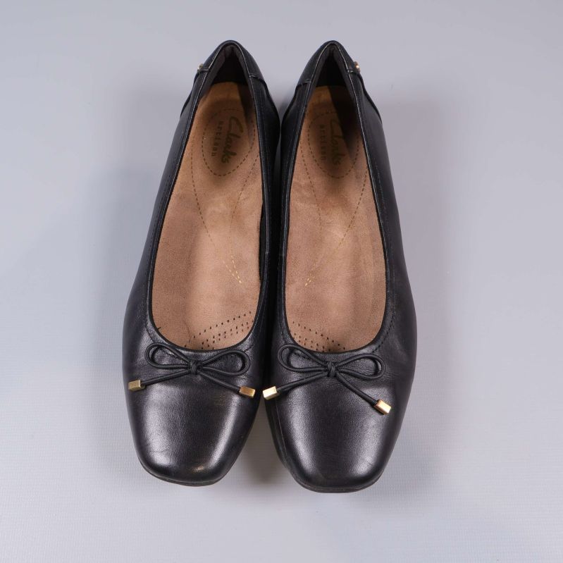 Svarta ballerinaskor uppifrån visar innersulan och design