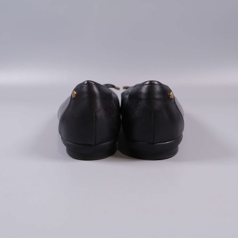 Bakre vy på ballerinaskor som visar hälparti och söm