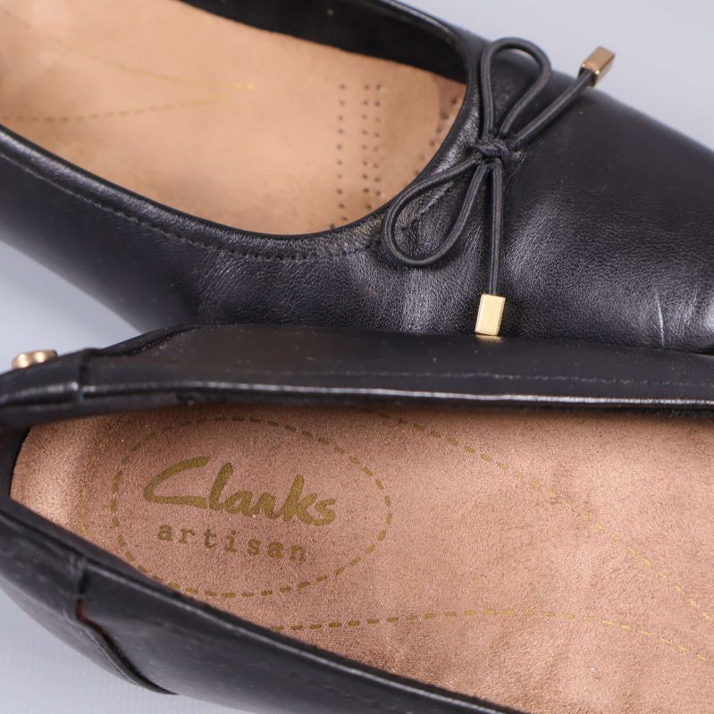 Närbild på innersula med Clarks artisan logotyp