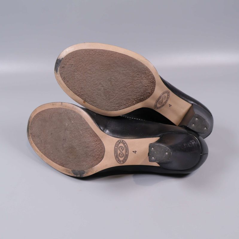 Undersida av pumps med märkt yttersula och klack