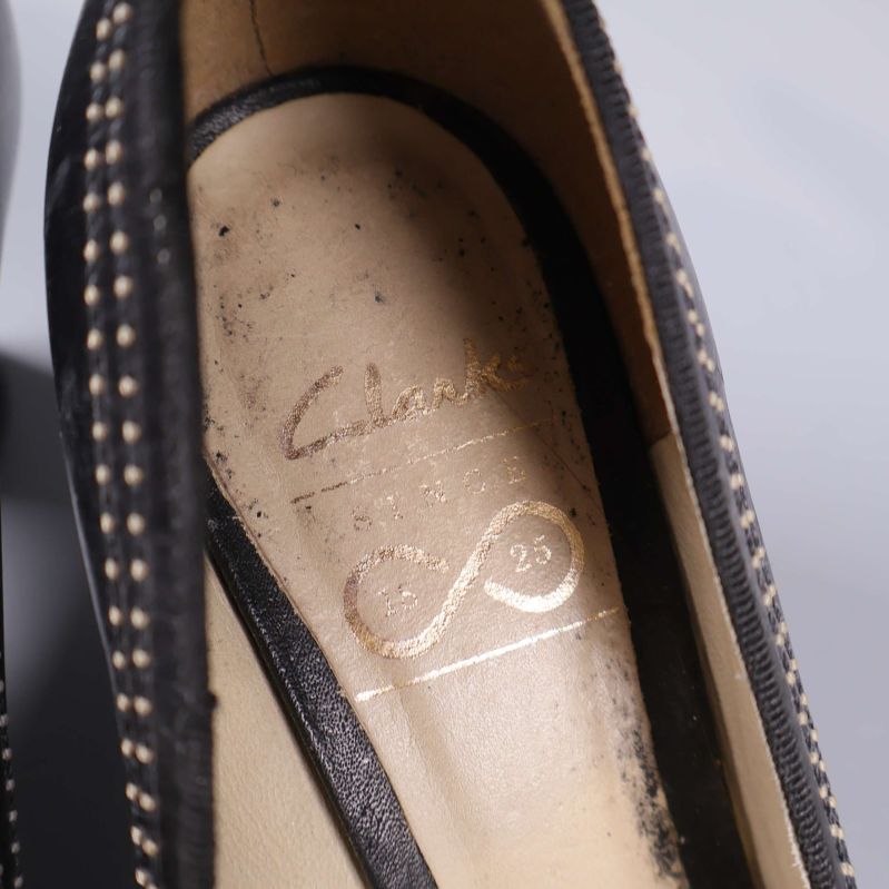 Närbild av inläggssula med Clarks-logga i guld