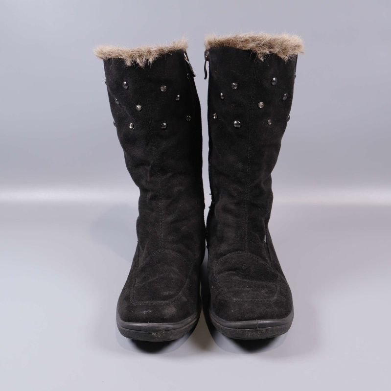 Vinterstövlar framifrån med pälsfodrat skaft och dekorationer