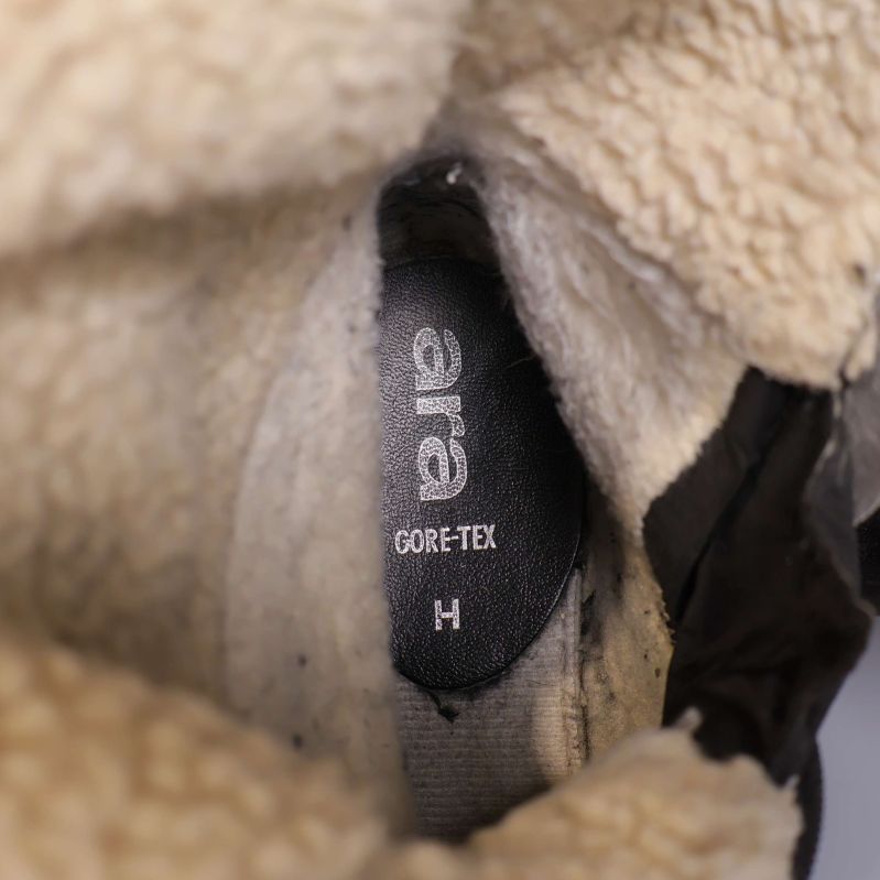 Närbild av stövelns insida med logga och GORE-TEX