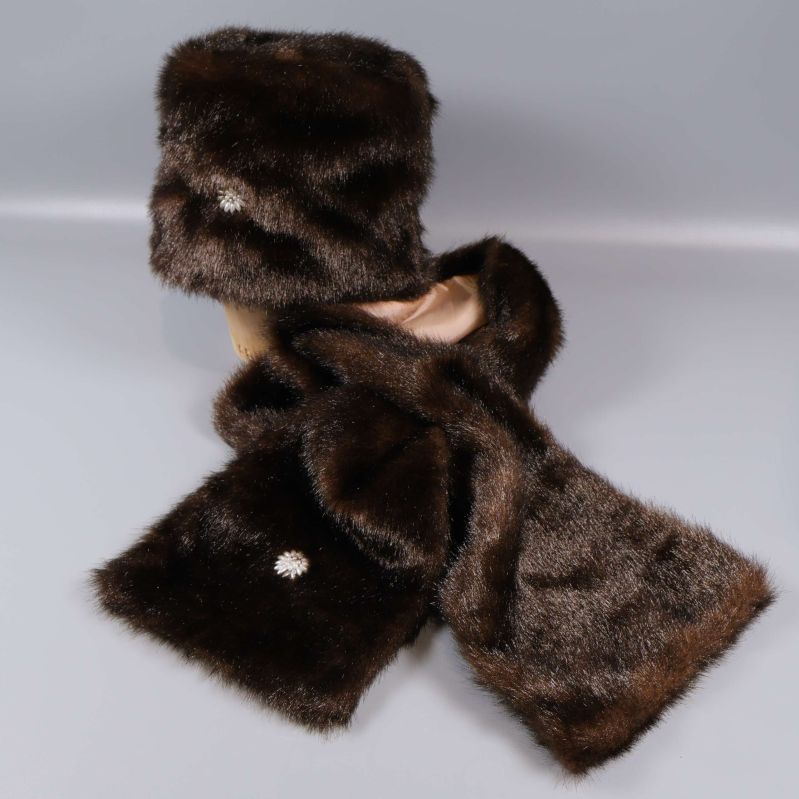 Brunt fuskpäls set med halsduk och mössa