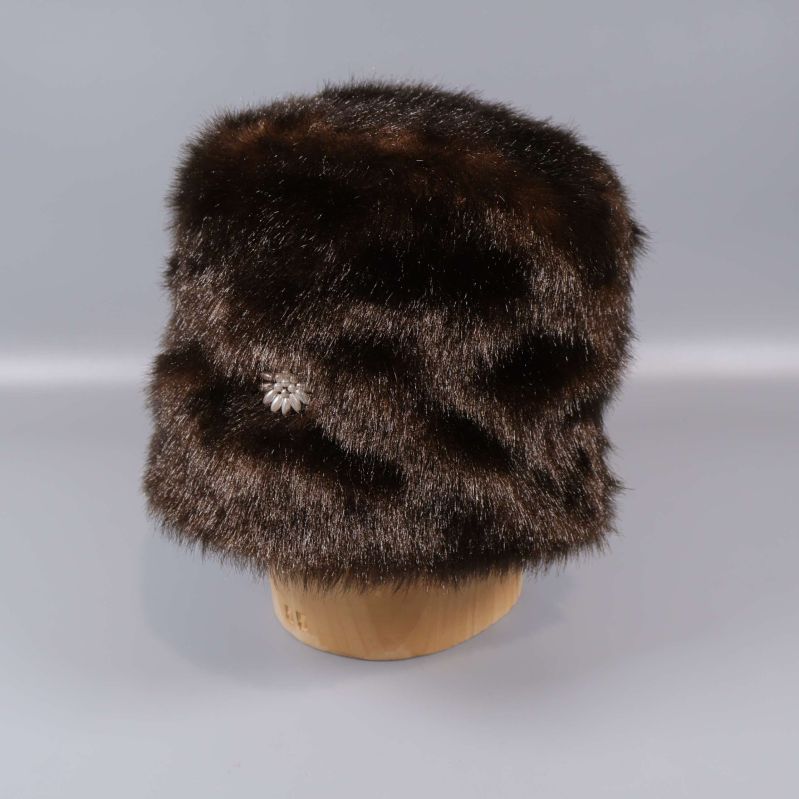 Brun fuskpälsmössa med liten silverbrosch