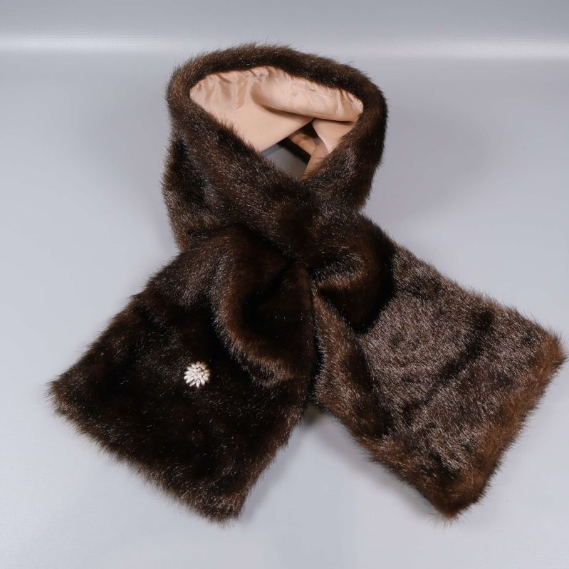 Halsduk i brun fuskpäls med beige foder och brosch