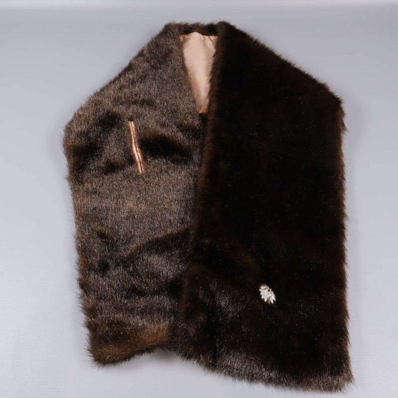 Halsduk i fuskpäls utvikt för att visa båda sidor