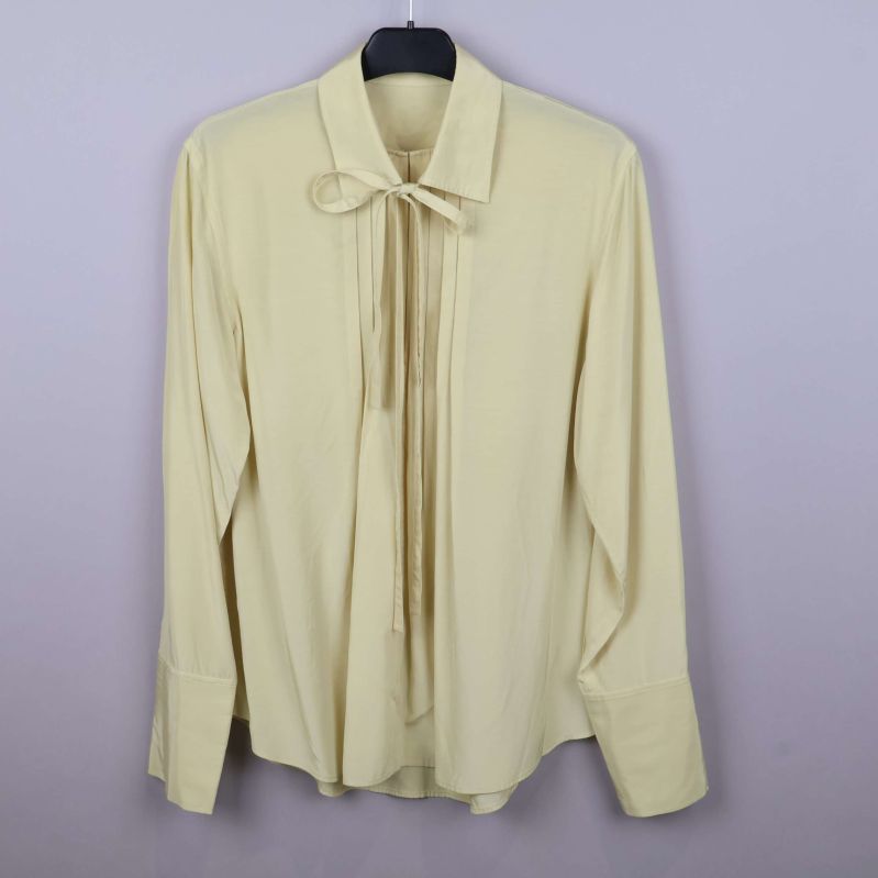 Framifrån av ljusklar blus