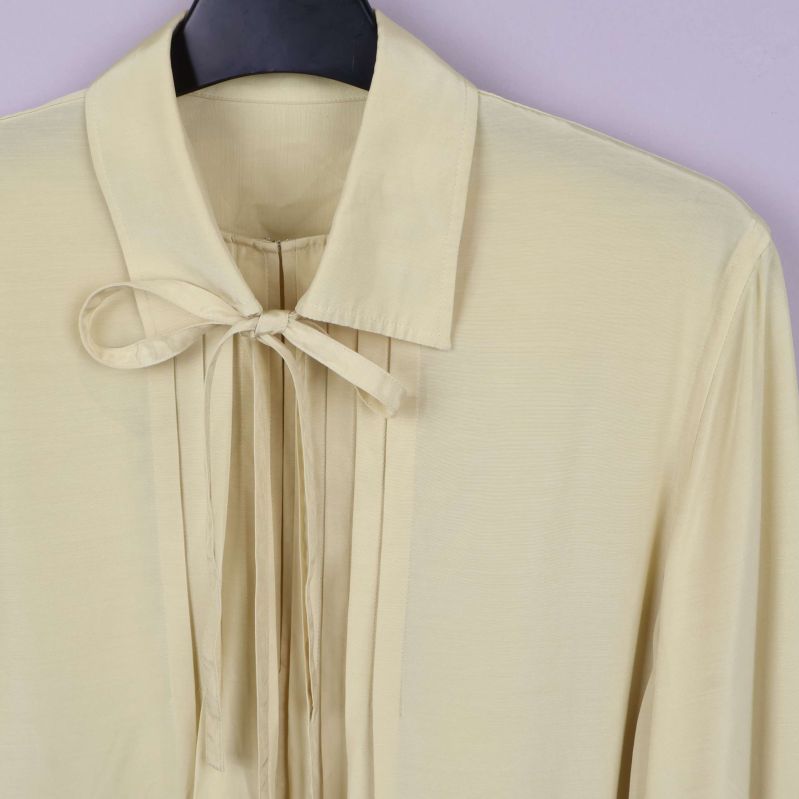 Detalj av krage och knytband