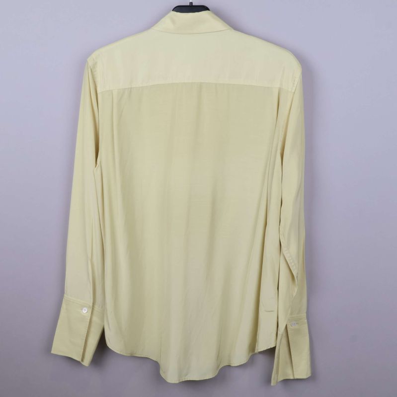 Baksidan av ljusklar blus