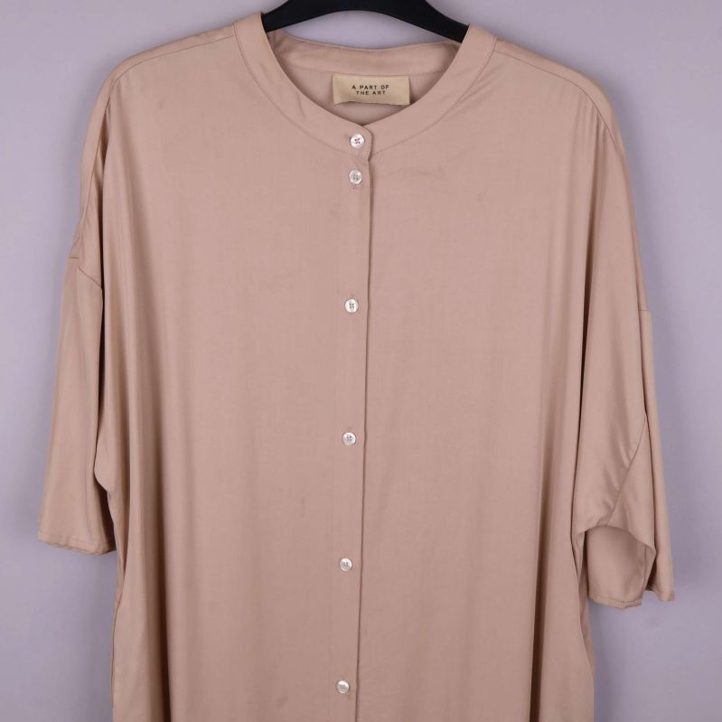 Lång skjorta bakifrån