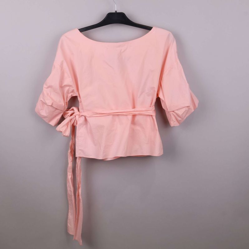 Veckdetaljer på blusen