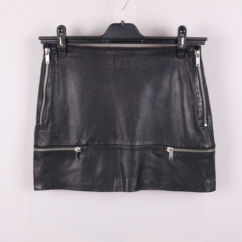 Kort läderkjol med dragkedjedetalj