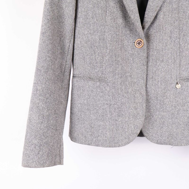 Kavaj med knappdetalj