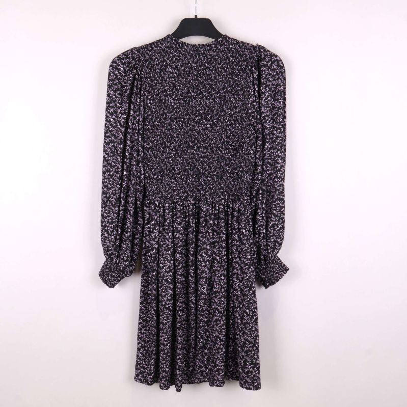 Blommönstrad klänning bakifrån