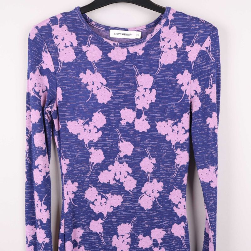 Blommönstrad överdel i fokus