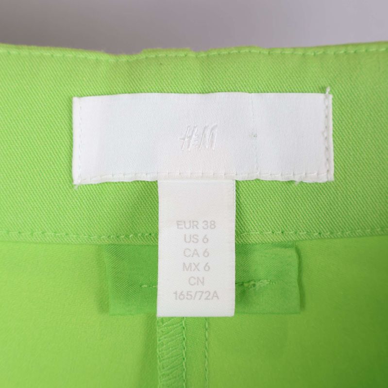 H&M etikett på byxor