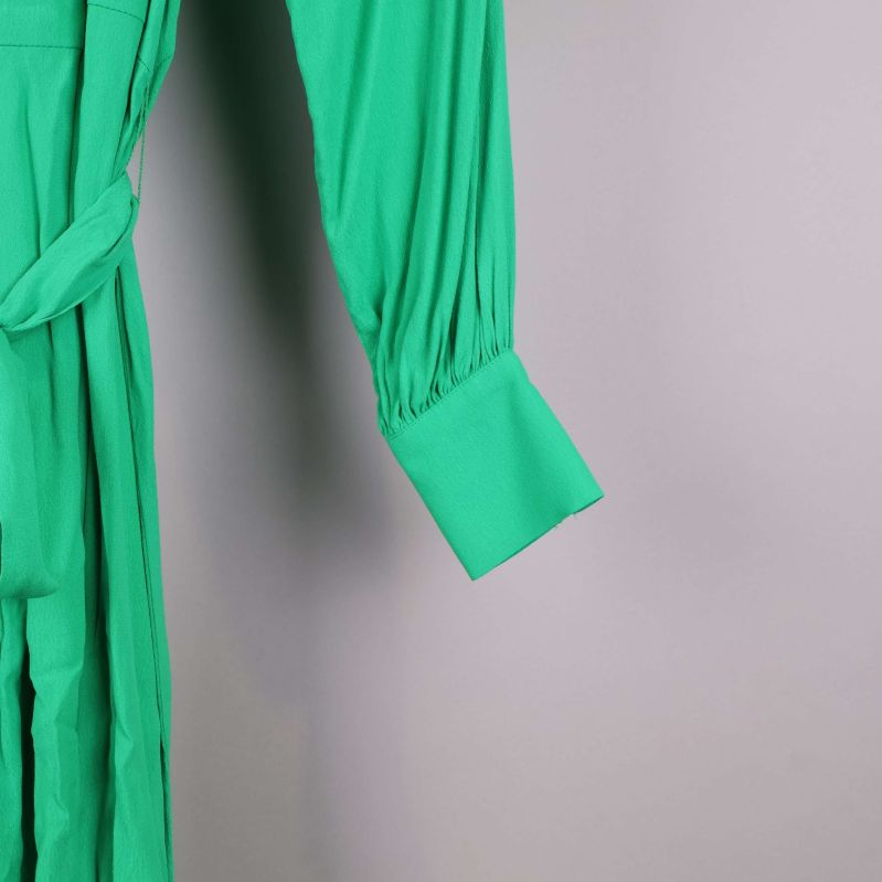 Detaljerad krage på klänning