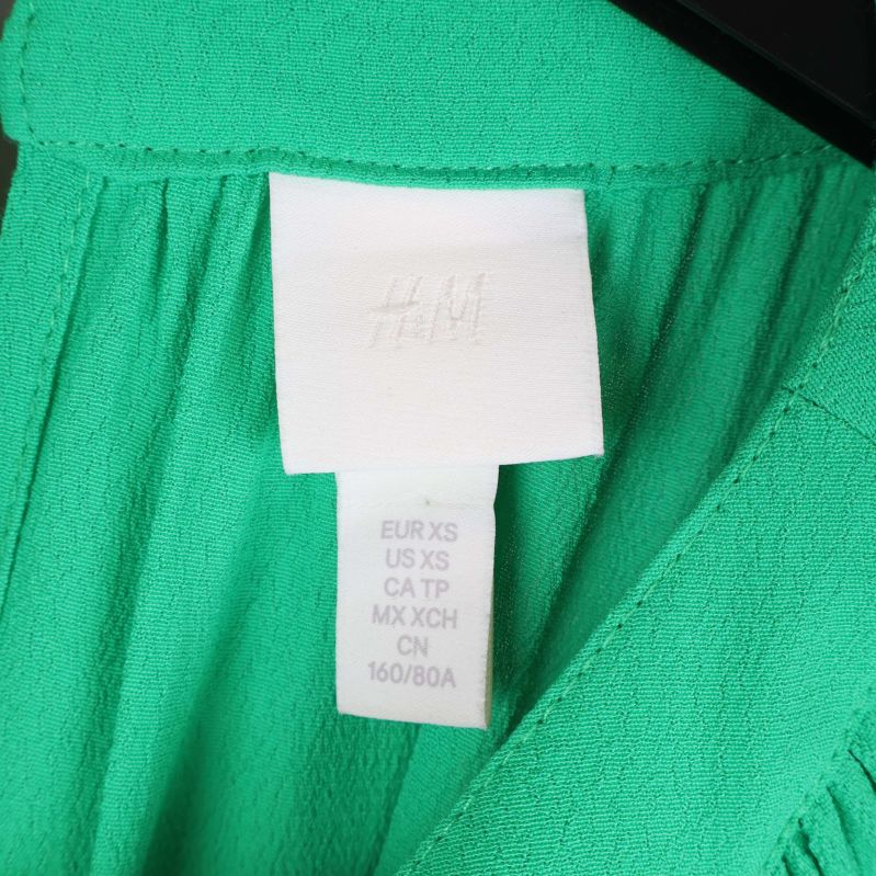 Detaljerad krage på klänning