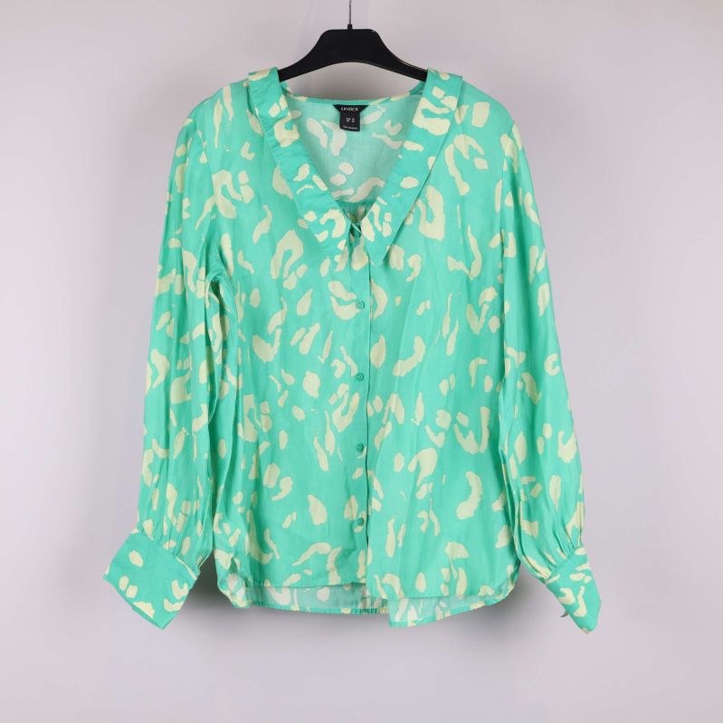 Framifrån visning av blus