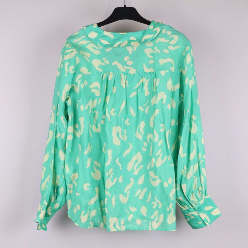 Bakifrån visning av blus