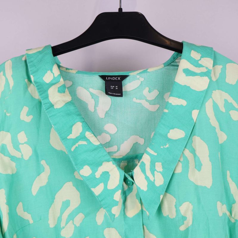 V-ringad halslinje på blus