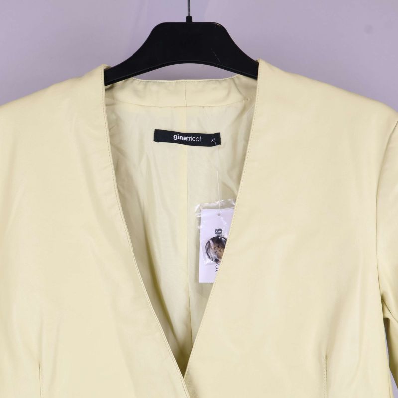 Kavaj med synligt märke