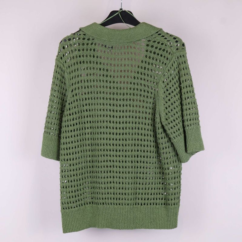 Baksidan av stickad tröja