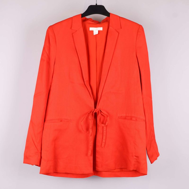 Röd kavaj framifrån