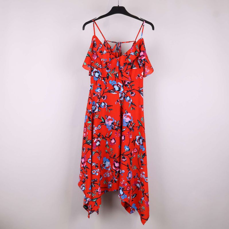 Framsida av blommig klänning