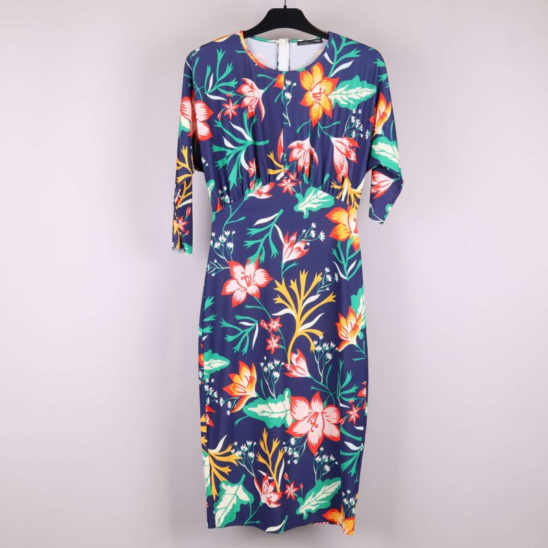 Framsida av blommig klänning