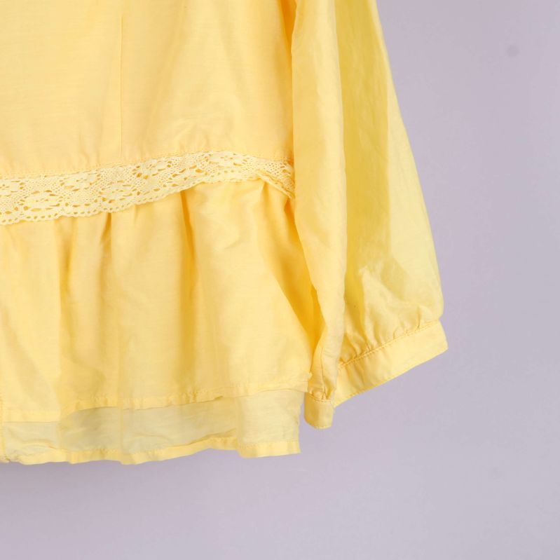 Spetsdetalj på blusärm