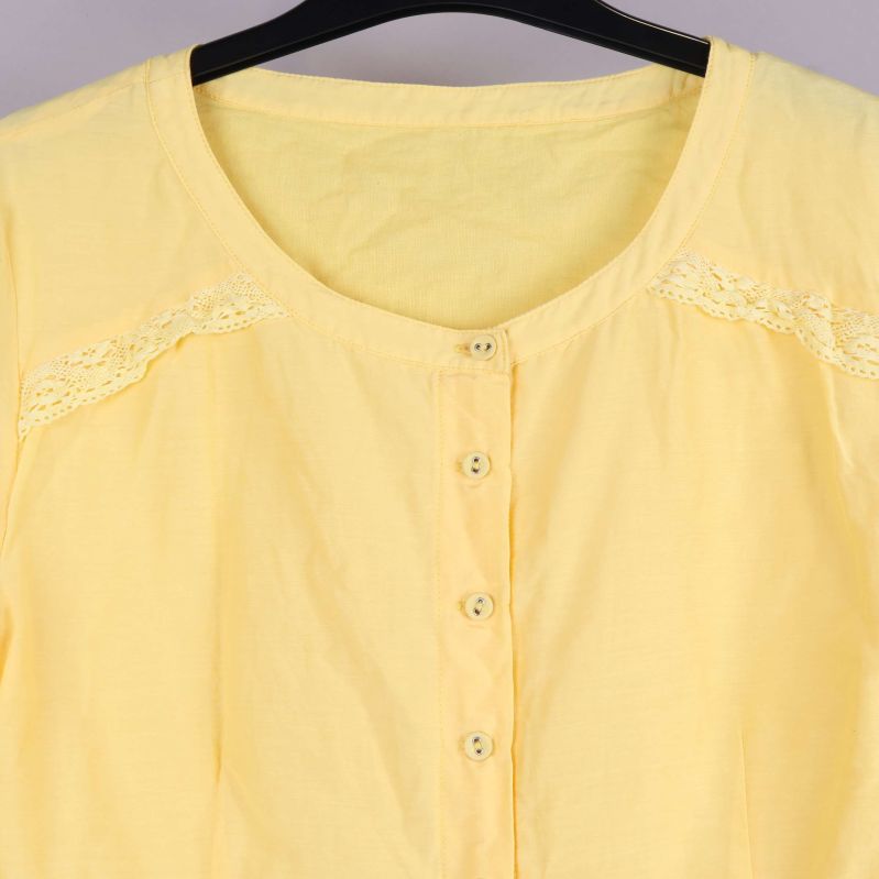 Blus med knappslå detalj