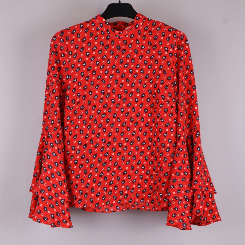 Mönstrad blus med volanger