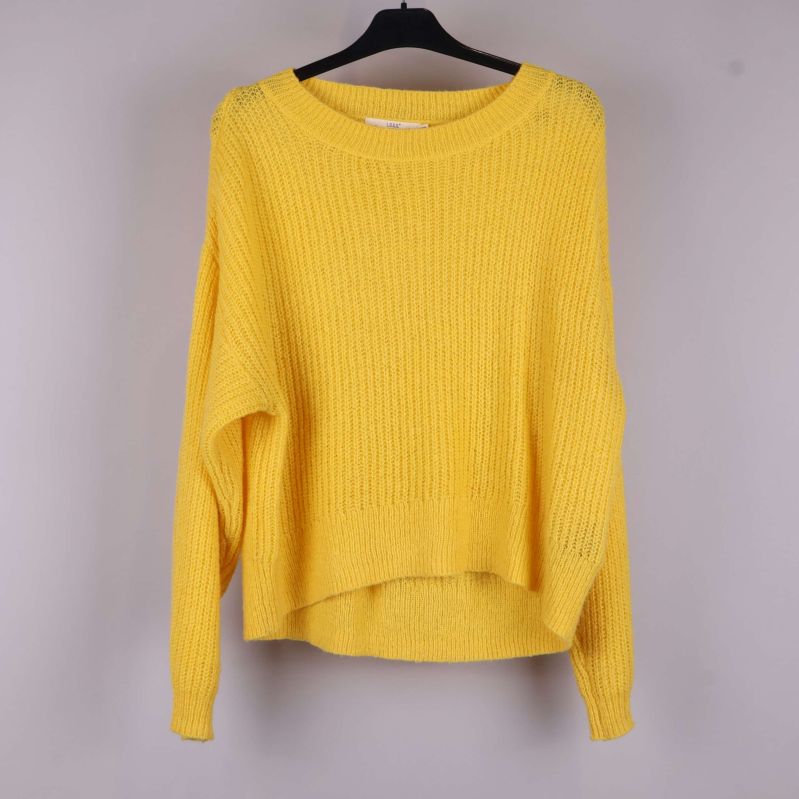 Gul stickad tröja framifrån