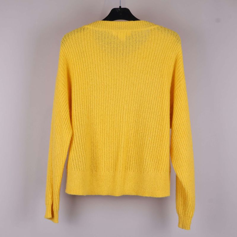 Gul stickad tröja bakifrånGul stickad tröja bakifrån