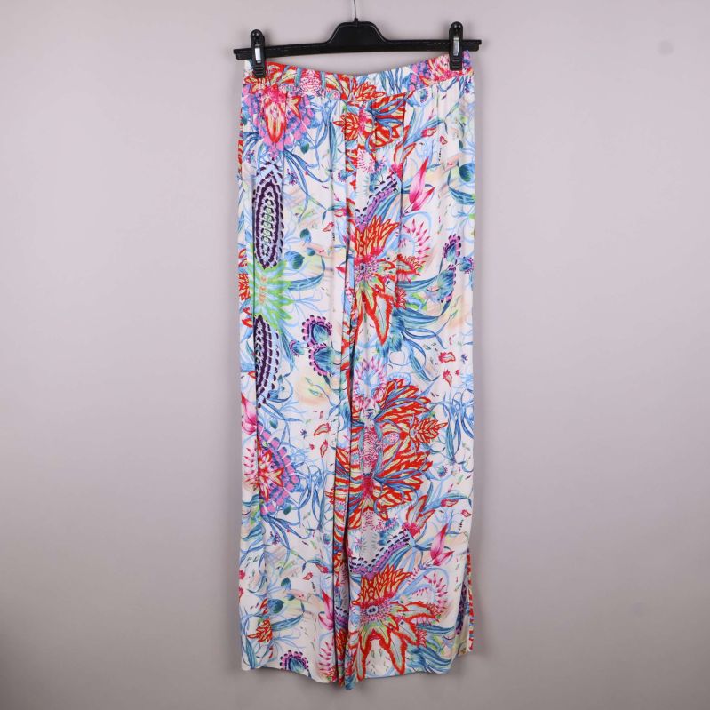 Blommiga byxor bakåtvända