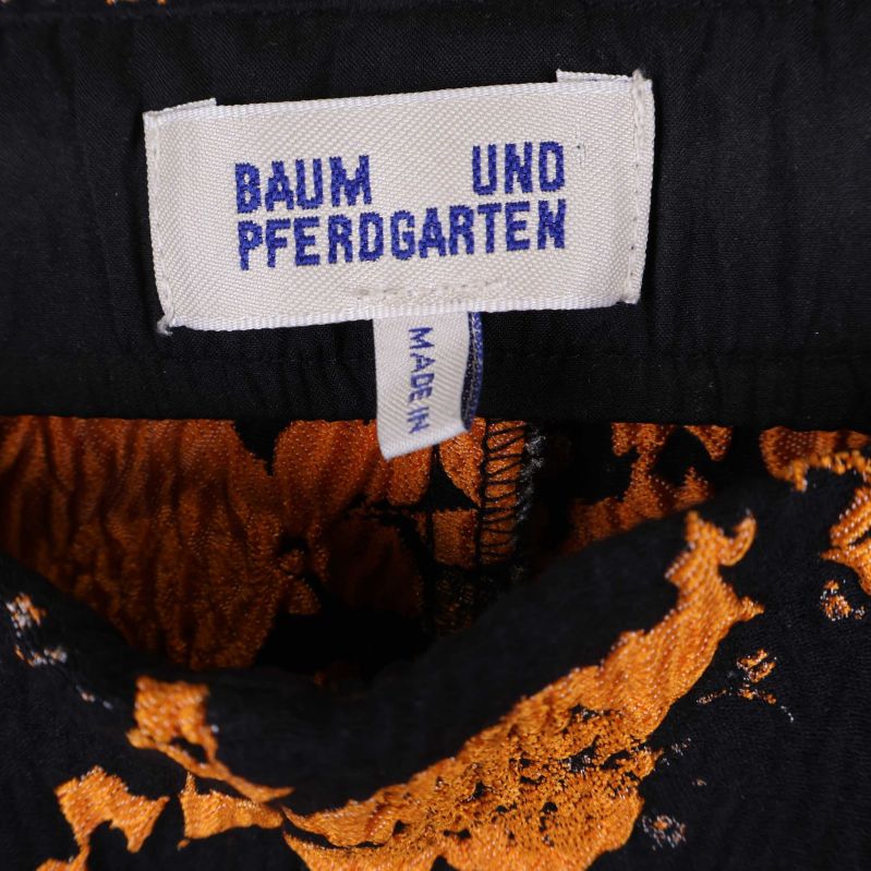 Modern byxdesign med blommönster