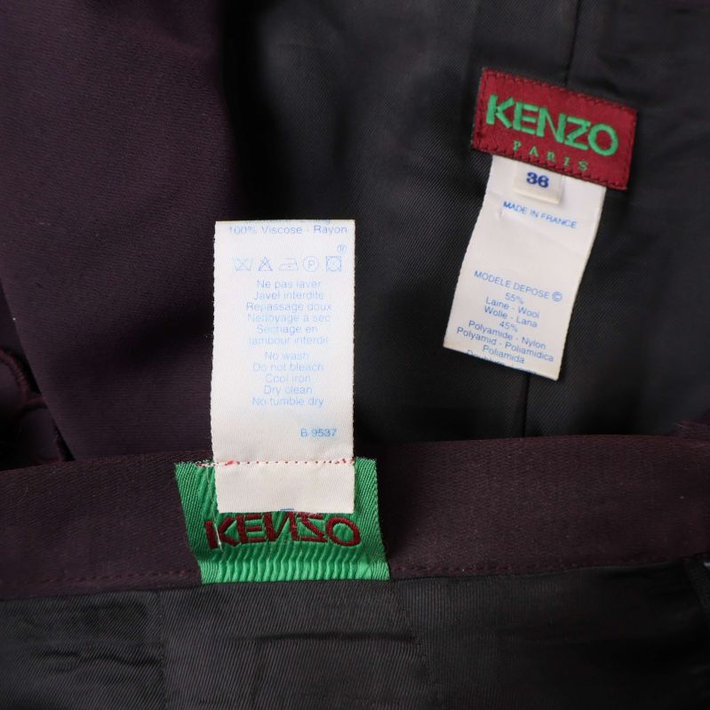 Närbild på skötsel- och materialetikett i lila Kenzo kjol