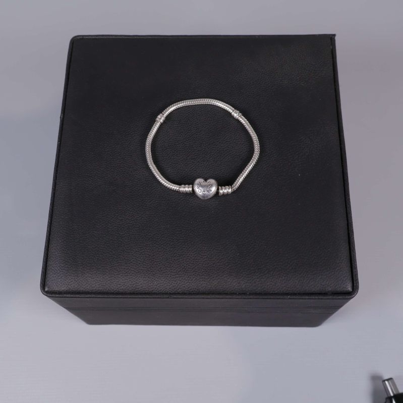 Pandora armband placerat på svart ask, sett ovanifrån