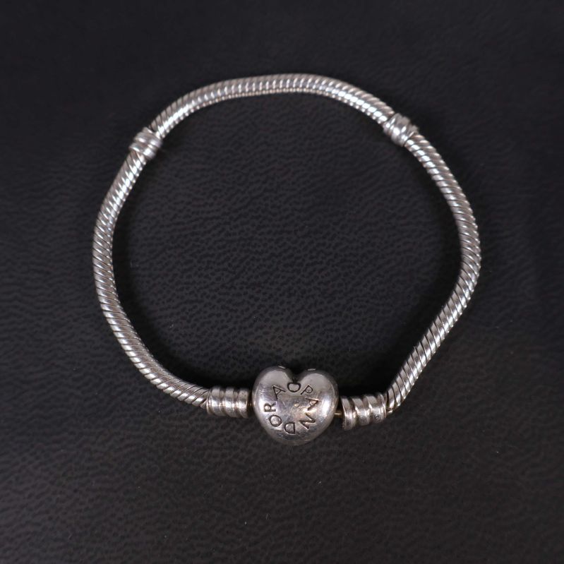Närbild på Pandora armband med hjärtformat lås förifrån
