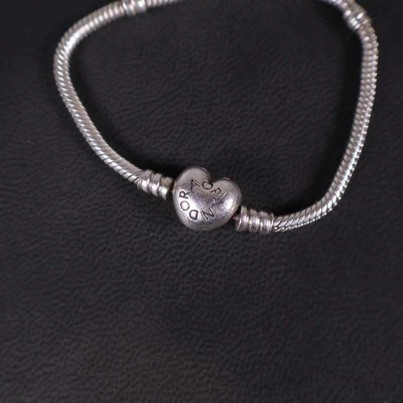 Detaljbild på Pandora armband och hjärtlås