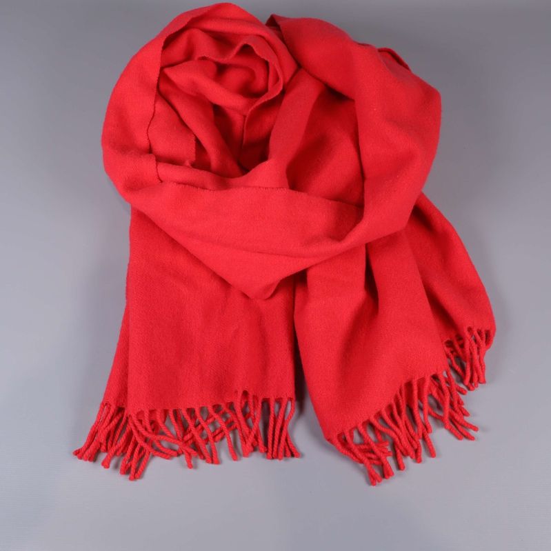 Röd halsduk vikt och upplagd med synliga fransar