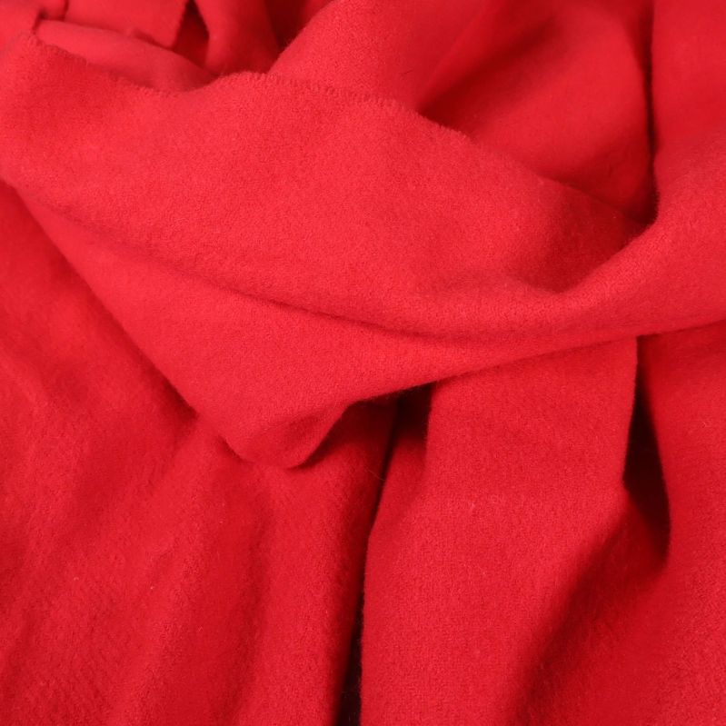 Närbild på rött mjukt tyg utan synlig etikett