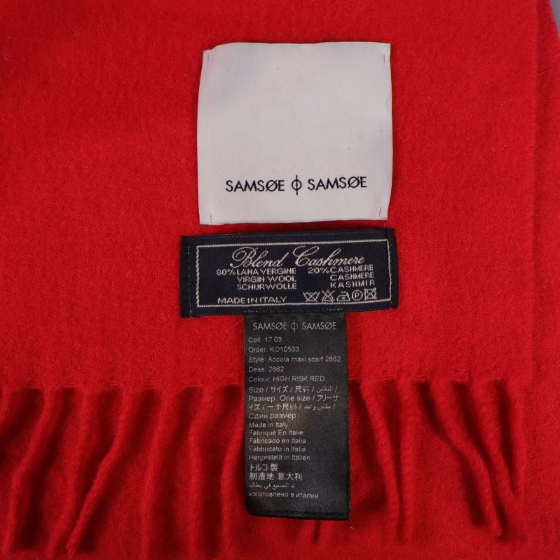 Etikett från Samsøe Samsøe och materialinfo på svart lapp