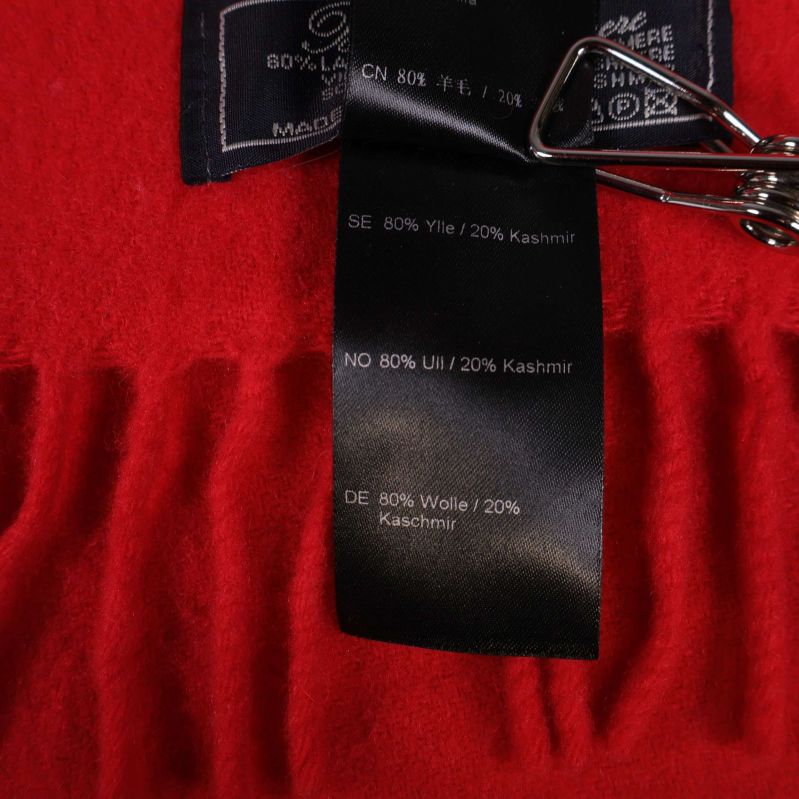 Närbild på svart etikett med 80 procent ull och 20 procent kashmir