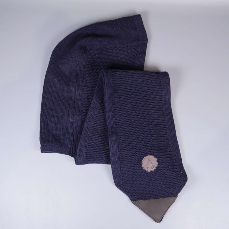 Stickad huva och halsduk vikt med rund logopatch och förstärkt kant