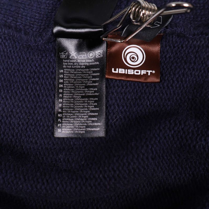 Material- och tvättanvisning, samt Ubisoft etikett