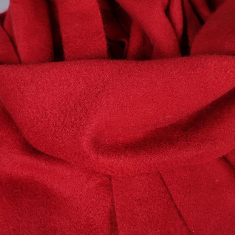 Materialets struktur på röd kashmirhalsduk syns nära