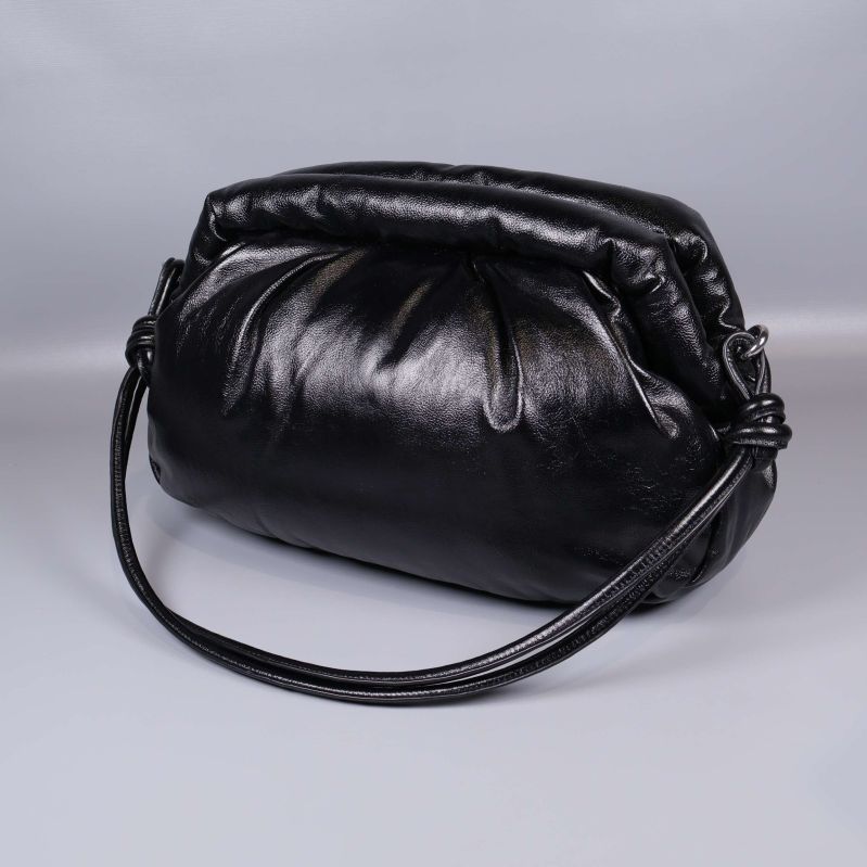 Svart puffig väska i glansigt material med dubbel axelrem